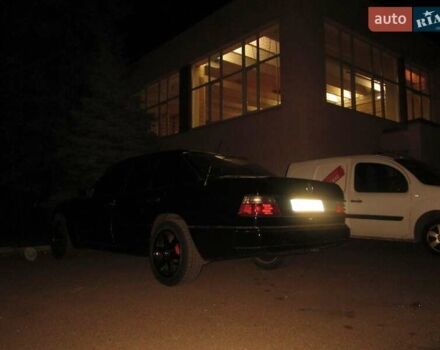 Черный Мерседес Е-Класс, объемом двигателя 2.6 л и пробегом 130 тыс. км за 3000 $, фото 3 на Automoto.ua