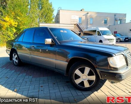 Черный Мерседес Е-Класс, объемом двигателя 2.8 л и пробегом 500 тыс. км за 2850 $, фото 5 на Automoto.ua