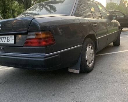 Черный Мерседес Е-Класс, объемом двигателя 2 л и пробегом 319 тыс. км за 3300 $, фото 2 на Automoto.ua