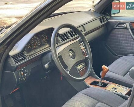 Черный Мерседес Е-Класс, объемом двигателя 2.3 л и пробегом 346 тыс. км за 2799 $, фото 12 на Automoto.ua