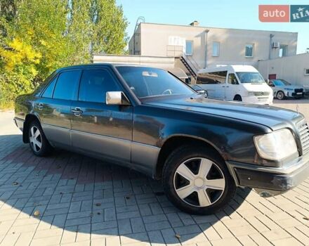 Черный Мерседес Е-Класс, объемом двигателя 2.8 л и пробегом 5 тыс. км за 2850 $, фото 3 на Automoto.ua