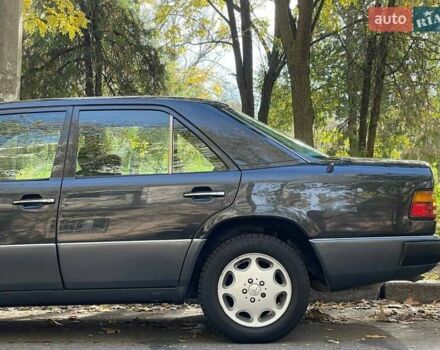 Черный Мерседес Е-Класс, объемом двигателя 2.3 л и пробегом 346 тыс. км за 2799 $, фото 3 на Automoto.ua