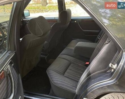 Черный Мерседес Е-Класс, объемом двигателя 2.3 л и пробегом 346 тыс. км за 2799 $, фото 14 на Automoto.ua