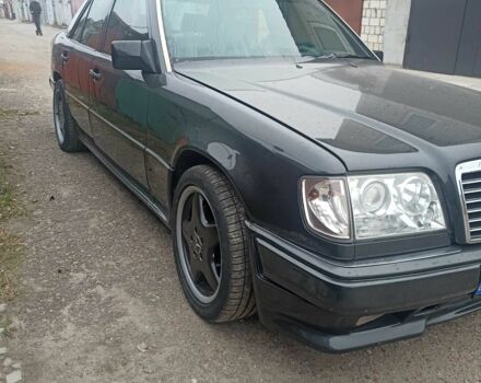 Черный Мерседес Е-Класс, объемом двигателя 3.2 л и пробегом 486 тыс. км за 5000 $, фото 4 на Automoto.ua