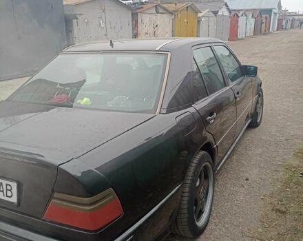 Черный Мерседес Е-Класс, объемом двигателя 3.2 л и пробегом 486 тыс. км за 5000 $, фото 3 на Automoto.ua