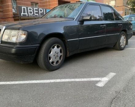 Черный Мерседес Е-Класс, объемом двигателя 2 л и пробегом 319 тыс. км за 3300 $, фото 1 на Automoto.ua