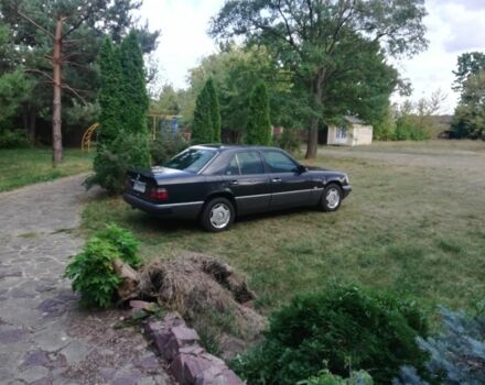 Черный Мерседес Е-Класс, объемом двигателя 2 л и пробегом 330 тыс. км за 5000 $, фото 7 на Automoto.ua