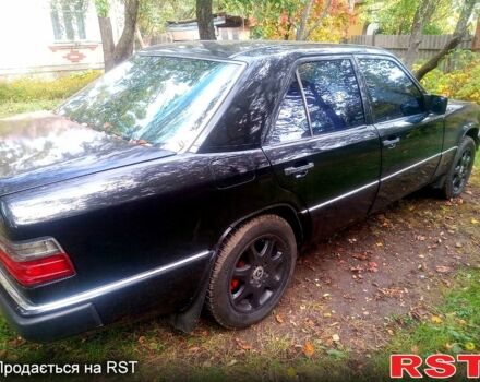 Черный Мерседес Е-Класс, объемом двигателя 3 л и пробегом 300 тыс. км за 3000 $, фото 4 на Automoto.ua