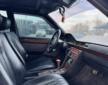 Черный Мерседес Е-Класс, объемом двигателя 2.5 л и пробегом 400 тыс. км за 1999 $, фото 5 на Automoto.ua