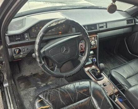 Чорний Мерседес Е-Клас, об'ємом двигуна 2 л та пробігом 488 тис. км за 3200 $, фото 12 на Automoto.ua