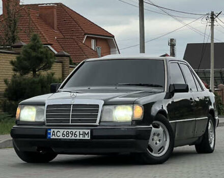 Черный Мерседес Е-Класс, объемом двигателя 2.3 л и пробегом 200 тыс. км за 2500 $, фото 9 на Automoto.ua