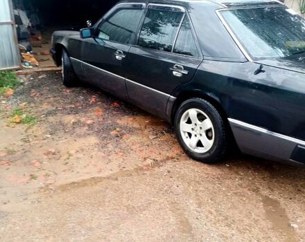 Черный Мерседес Е-Класс, объемом двигателя 2.2 л и пробегом 388 тыс. км за 2350 $, фото 2 на Automoto.ua