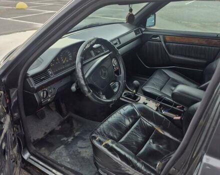 Чорний Мерседес Е-Клас, об'ємом двигуна 2 л та пробігом 488 тис. км за 3200 $, фото 11 на Automoto.ua