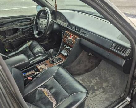 Чорний Мерседес Е-Клас, об'ємом двигуна 2 л та пробігом 488 тис. км за 3200 $, фото 13 на Automoto.ua