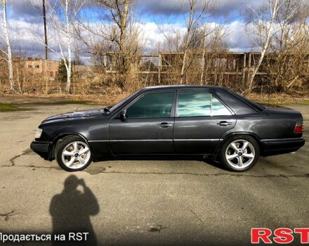 Черный Мерседес Е-Класс, объемом двигателя 2.2 л и пробегом 399 тыс. км за 3200 $, фото 3 на Automoto.ua