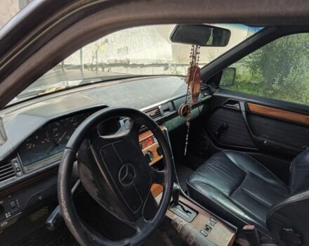 Черный Мерседес Е-Класс, объемом двигателя 2.5 л и пробегом 500 тыс. км за 800 $, фото 4 на Automoto.ua