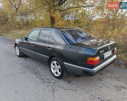 Чорний Мерседес Е-Клас, об'ємом двигуна 2.2 л та пробігом 346 тис. км за 1900 $, фото 2 на Automoto.ua