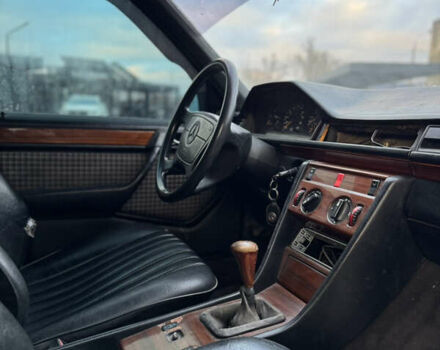 Черный Мерседес Е-Класс, объемом двигателя 2.5 л и пробегом 400 тыс. км за 1999 $, фото 4 на Automoto.ua