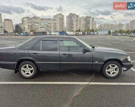 Чорний Мерседес Е-Клас, об'ємом двигуна 2 л та пробігом 488 тис. км за 3200 $, фото 5 на Automoto.ua