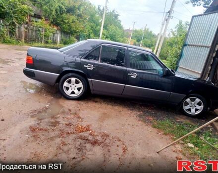 Черный Мерседес Е-Класс, объемом двигателя 2.2 л и пробегом 388 тыс. км за 2350 $, фото 3 на Automoto.ua