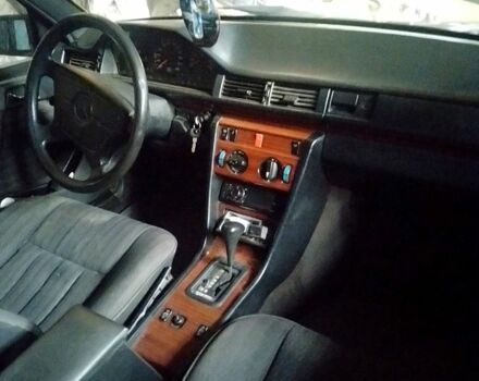 Черный Мерседес Е-Класс, объемом двигателя 2.2 л и пробегом 388 тыс. км за 2350 $, фото 4 на Automoto.ua