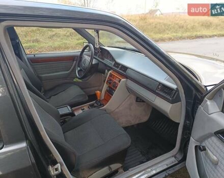 Чорний Мерседес Е-Клас, об'ємом двигуна 2.2 л та пробігом 346 тис. км за 1900 $, фото 6 на Automoto.ua