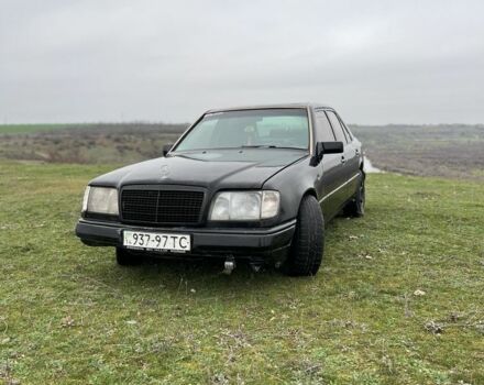 Черный Мерседес Е-Класс, объемом двигателя 2.8 л и пробегом 300 тыс. км за 2700 $, фото 4 на Automoto.ua