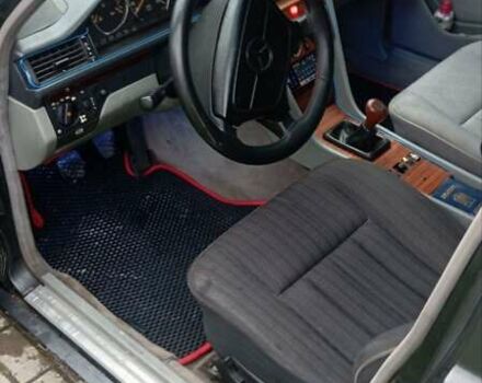 Черный Мерседес Е-Класс, объемом двигателя 2.2 л и пробегом 355 тыс. км за 2900 $, фото 4 на Automoto.ua