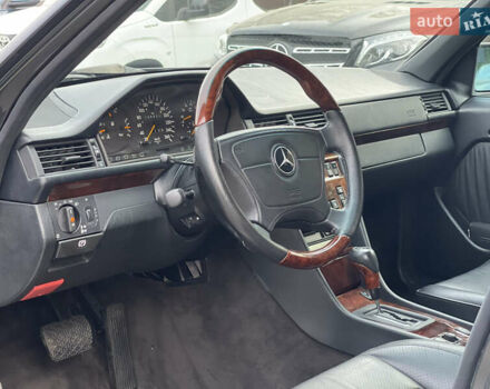 Черный Мерседес Е-Класс, объемом двигателя 0 л и пробегом 106 тыс. км за 77000 $, фото 8 на Automoto.ua