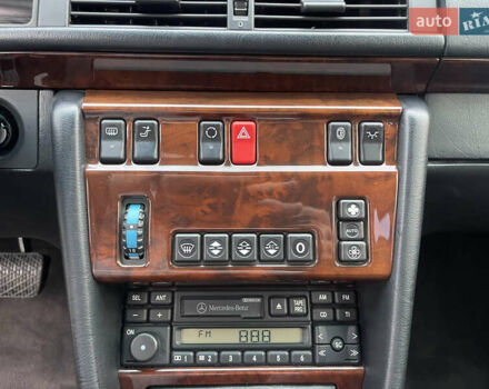 Черный Мерседес Е-Класс, объемом двигателя 0 л и пробегом 106 тыс. км за 77000 $, фото 14 на Automoto.ua