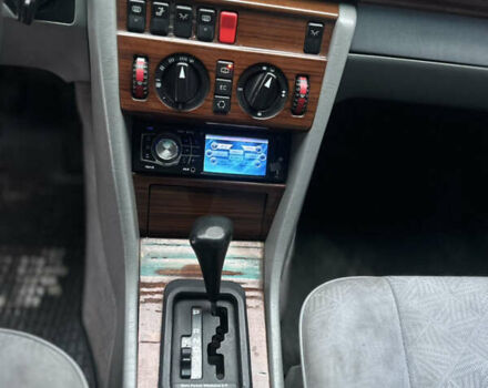 Чорний Мерседес Е-Клас, об'ємом двигуна 2.2 л та пробігом 378 тис. км за 1800 $, фото 11 на Automoto.ua