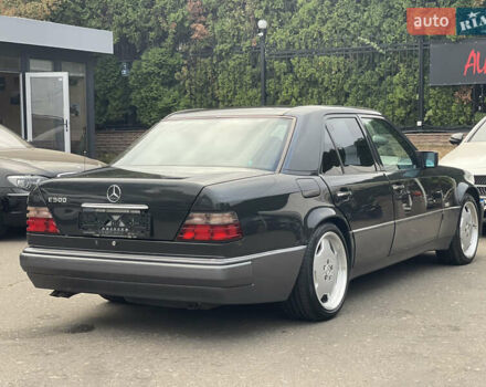 Черный Мерседес Е-Класс, объемом двигателя 0 л и пробегом 106 тыс. км за 77000 $, фото 5 на Automoto.ua