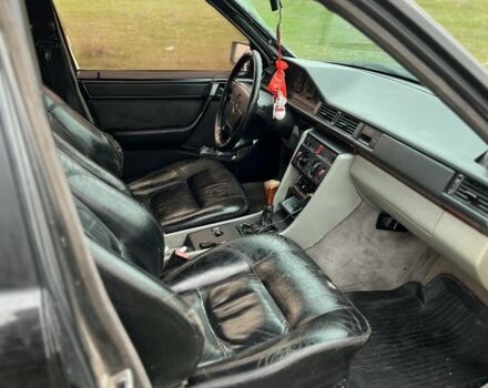 Черный Мерседес Е-Класс, объемом двигателя 2.8 л и пробегом 300 тыс. км за 2700 $, фото 12 на Automoto.ua