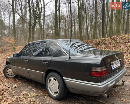 Черный Мерседес Е-Класс, объемом двигателя 2.5 л и пробегом 518 тыс. км за 2300 $, фото 3 на Automoto.ua