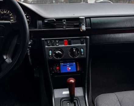 Черный Мерседес Е-Класс, объемом двигателя 2.5 л и пробегом 670 тыс. км за 3500 $, фото 14 на Automoto.ua