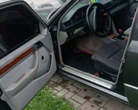 Черный Мерседес Е-Класс, объемом двигателя 2.2 л и пробегом 355 тыс. км за 2900 $, фото 6 на Automoto.ua