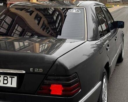 Черный Мерседес Е-Класс, объемом двигателя 2.5 л и пробегом 670 тыс. км за 3500 $, фото 11 на Automoto.ua