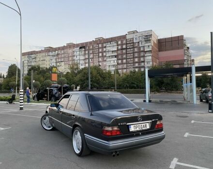 Черный Мерседес Е-Класс, объемом двигателя 2.8 л и пробегом 380 тыс. км за 6500 $, фото 3 на Automoto.ua
