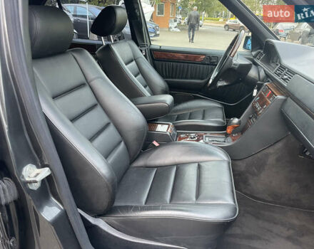 Черный Мерседес Е-Класс, объемом двигателя 0 л и пробегом 106 тыс. км за 77000 $, фото 22 на Automoto.ua