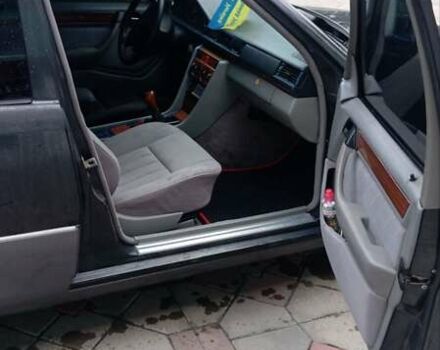 Черный Мерседес Е-Класс, объемом двигателя 2.2 л и пробегом 355 тыс. км за 2900 $, фото 5 на Automoto.ua