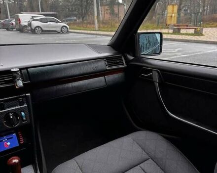 Черный Мерседес Е-Класс, объемом двигателя 2.5 л и пробегом 670 тыс. км за 3500 $, фото 15 на Automoto.ua