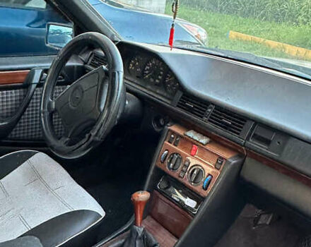 Черный Мерседес Е-Класс, объемом двигателя 2.5 л и пробегом 300 тыс. км за 2000 $, фото 4 на Automoto.ua