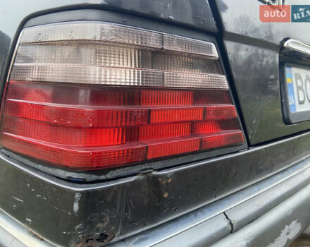 Черный Мерседес Е-Класс, объемом двигателя 2.5 л и пробегом 518 тыс. км за 2300 $, фото 10 на Automoto.ua