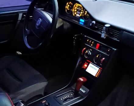 Черный Мерседес Е-Класс, объемом двигателя 2.5 л и пробегом 670 тыс. км за 3500 $, фото 4 на Automoto.ua