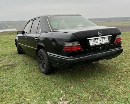 Черный Мерседес Е-Класс, объемом двигателя 2.8 л и пробегом 300 тыс. км за 2700 $, фото 7 на Automoto.ua