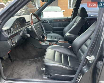 Черный Мерседес Е-Класс, объемом двигателя 0 л и пробегом 106 тыс. км за 77000 $, фото 9 на Automoto.ua