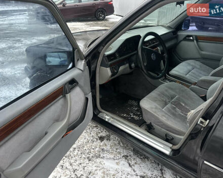 Чорний Мерседес Е-Клас, об'ємом двигуна 2.2 л та пробігом 378 тис. км за 1800 $, фото 10 на Automoto.ua