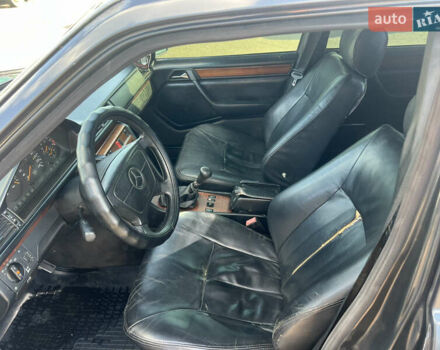 Черный Мерседес Е-Класс, объемом двигателя 2.2 л и пробегом 239 тыс. км за 2999 $, фото 10 на Automoto.ua