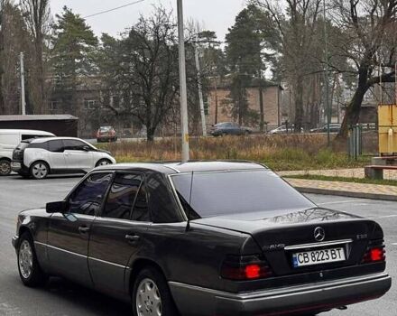 Черный Мерседес Е-Класс, объемом двигателя 2.5 л и пробегом 670 тыс. км за 3500 $, фото 9 на Automoto.ua