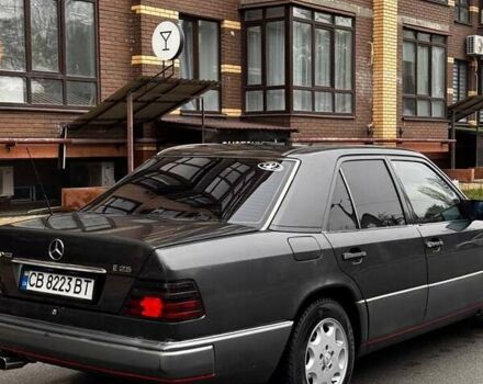 Черный Мерседес Е-Класс, объемом двигателя 2.5 л и пробегом 670 тыс. км за 3500 $, фото 4 на Automoto.ua